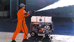 Enclosed water spray extinguishing equipment in parking lots